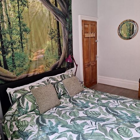 Todmorden Bed & Breakfast - The Toothless Mog Walsden Eksteriør billede