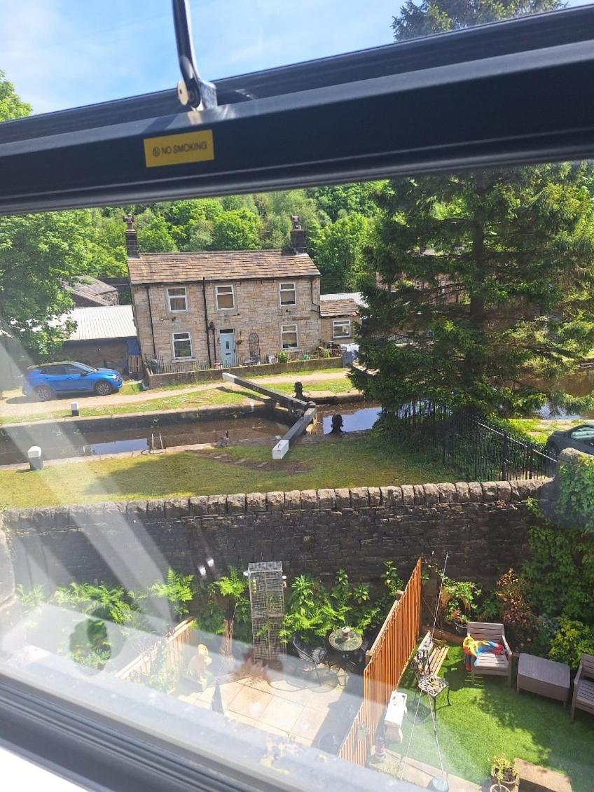 Todmorden Bed & Breakfast - The Toothless Mog Walsden Eksteriør billede