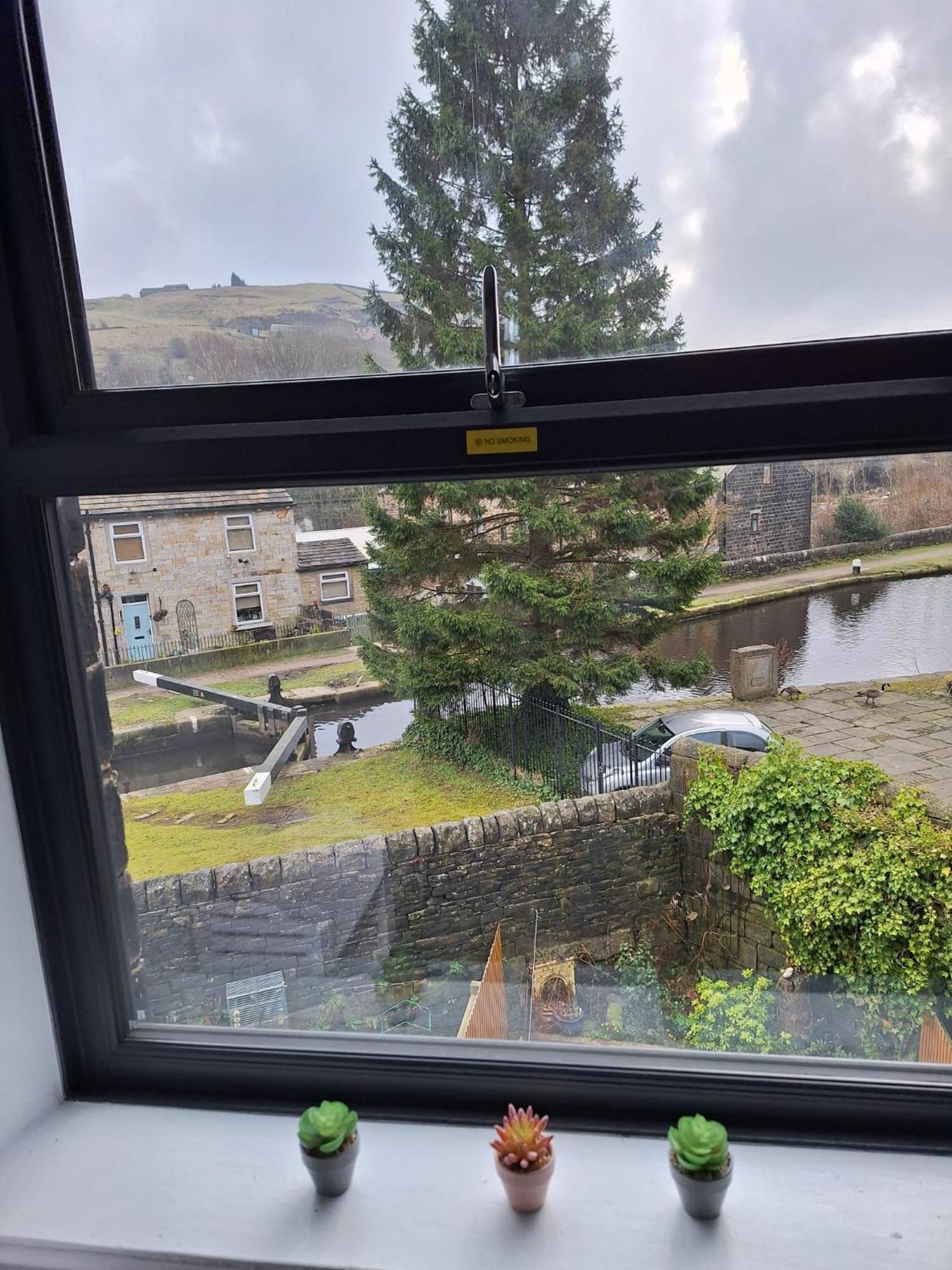 Todmorden Bed & Breakfast - The Toothless Mog Walsden Eksteriør billede